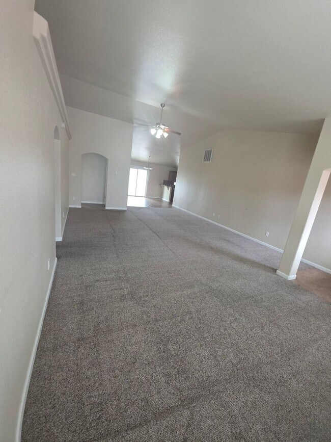 Building Photo - 3018 Oakwood Dr