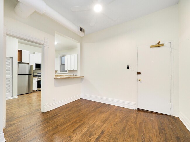 Building Photo - 1359 N Wells St