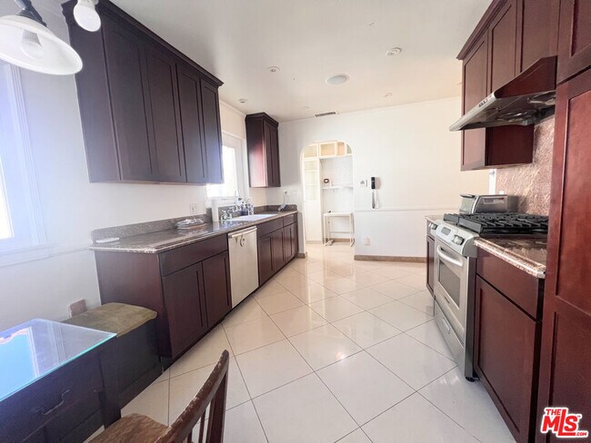 Building Photo - 2652 S Bedford St