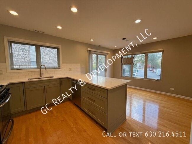 Building Photo - 220 Des Plaines Ave