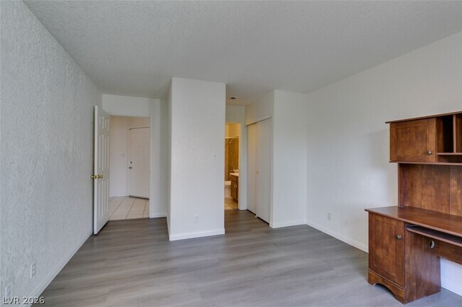 Building Photo - 5054 S Rainbow Blvd