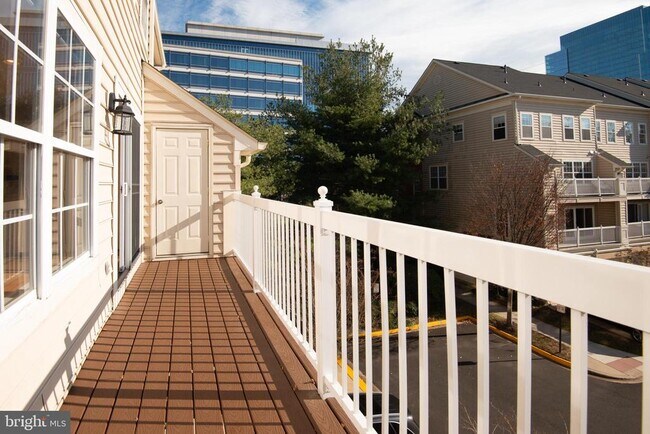 Building Photo - 1984 Crescent Park Dr