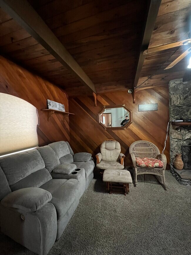 Building Photo - 933 Edgewood Cir