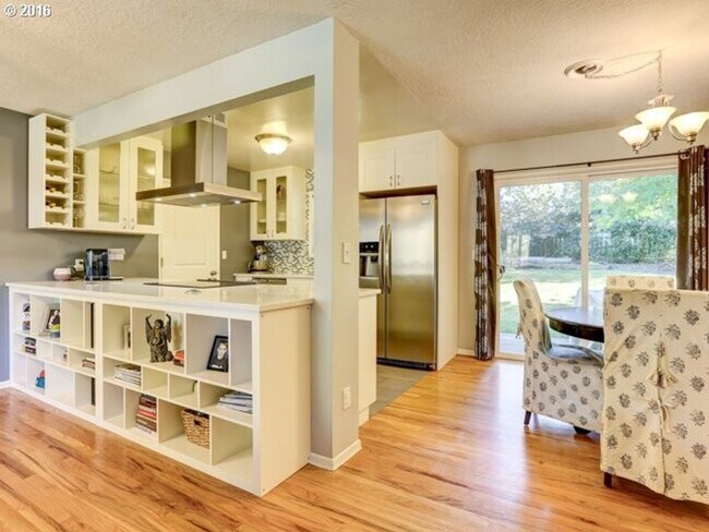 Building Photo - Beautiful 3 Bedroom Ranch Style Home in Cedar Hills with Remodeled Gourmet Kitchen!