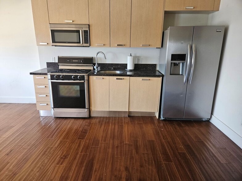 Building Photo - 460 S Spring St