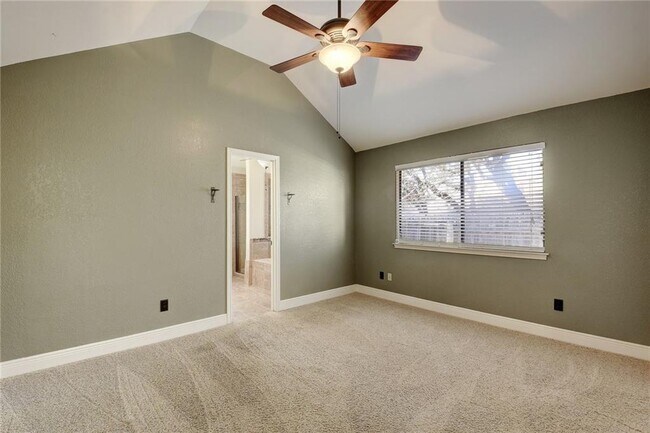 Building Photo - 15811 De Peer Ave