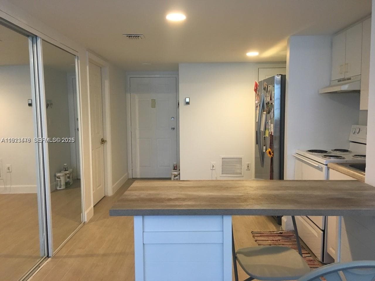 Building Photo - 999 Brickell Bay Dr