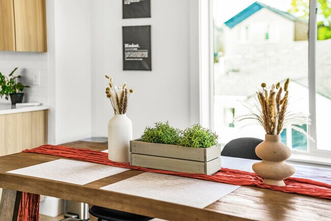 Building Photo - 3309 NE 42nd Pl