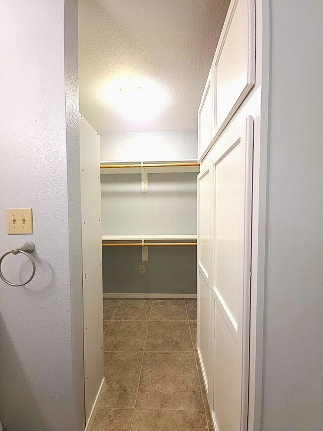 Building Photo - Welcome to this charming 3 bedroom, 2 bath...