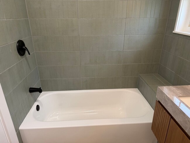 Building Photo - Luxury 1 bedroom 1 bath duplex in a great neighborhood!