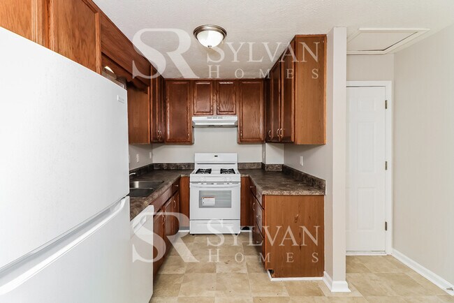 Building Photo - Enjoy living the good life in this 3 bedroom, 2 bathroom home