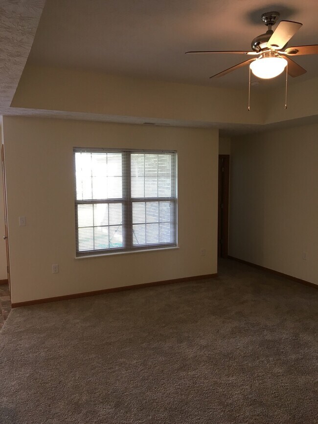 Building Photo - Laurel Creek Apts, 2225/2227 Shamrock Ln