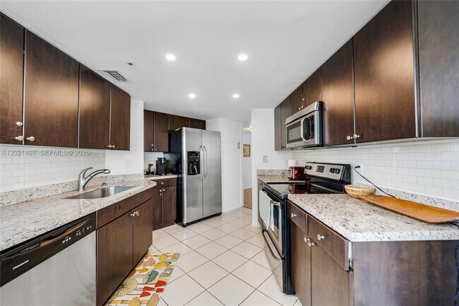 Building Photo - 5880 Collins Ave