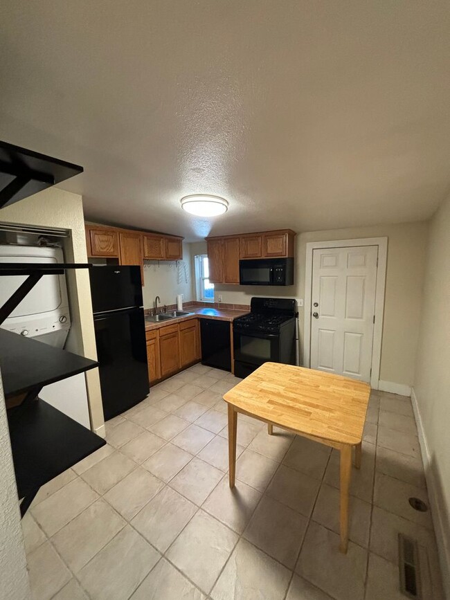 Building Photo - Updated 1 Bed/1 Bath Duplex in Lohi