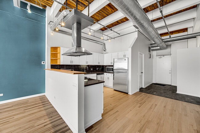 Building Photo - 312 N May St