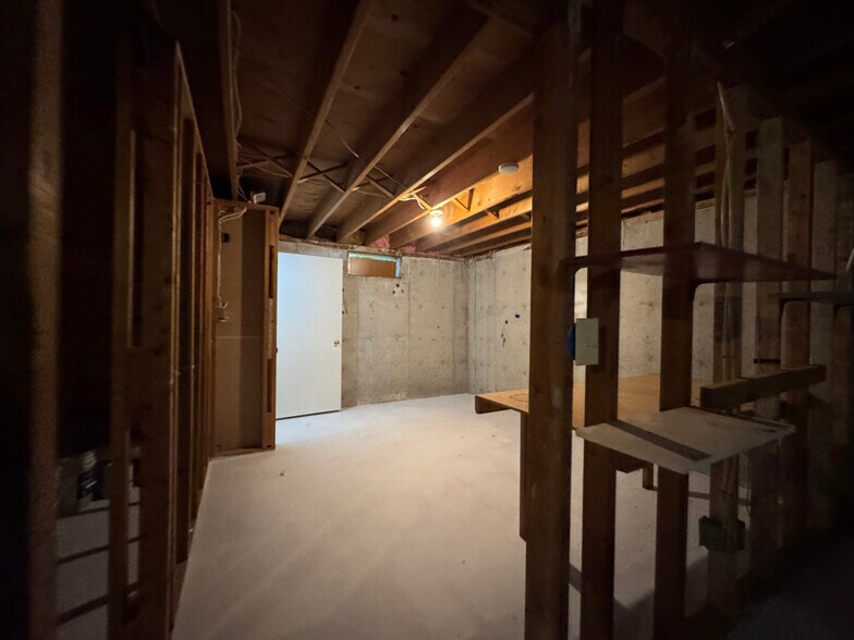 Building Photo - 718 E North Ave