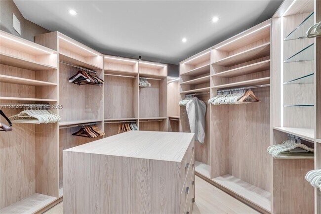 Building Photo - 1643 Brickell Ave