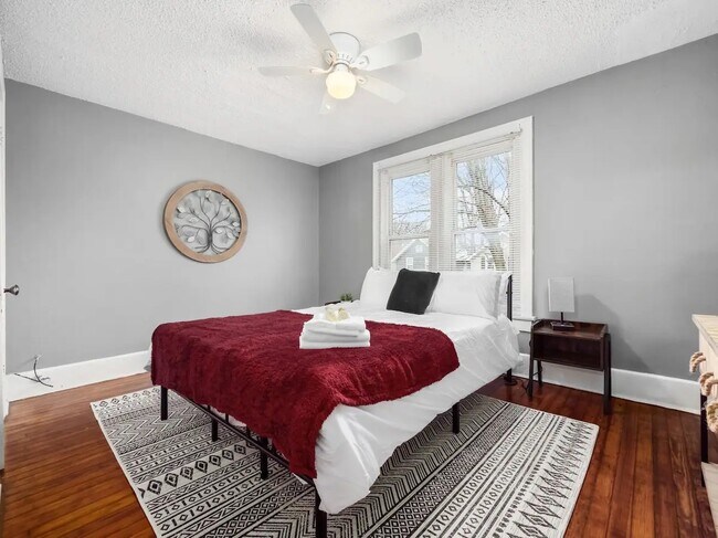 Building Photo - 363 E Gates St