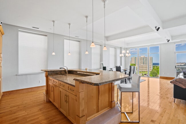 Building Photo - 1313 N Franklin Pl