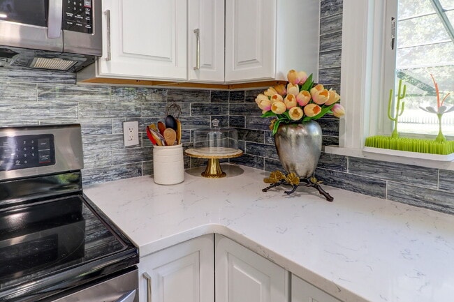 Building Photo - Fully Furnished 4-Bedroom Pool Home with Golf Course Views in Northdale
