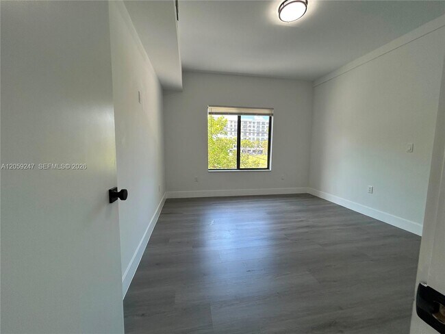 Building Photo - 638 SW 21st Ave