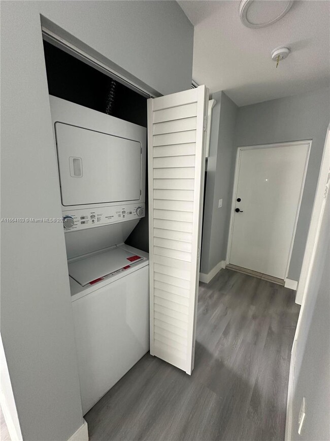 Building Photo - 3 bedroom in Miami FL 33150