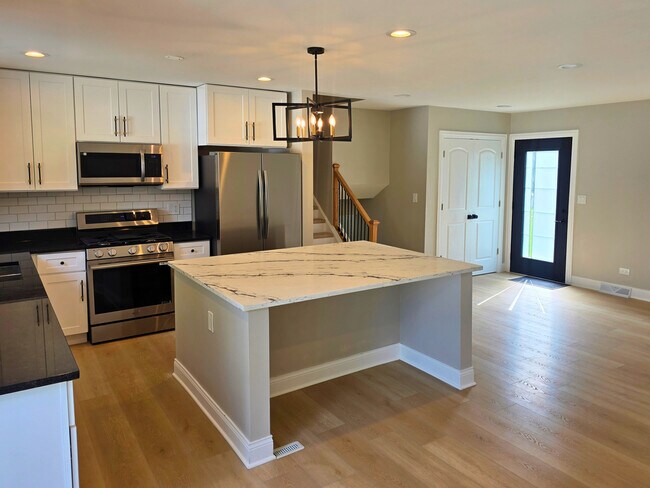Building Photo - 515 N La Londe Ave