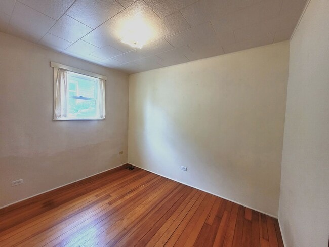 Building Photo - Charming Three Bedroom Home with Large Fen...
