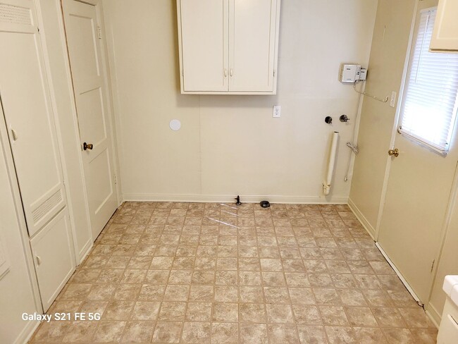 Building Photo - NEW PRICE REDUCTION: House 2bd 1ba- yard, ...