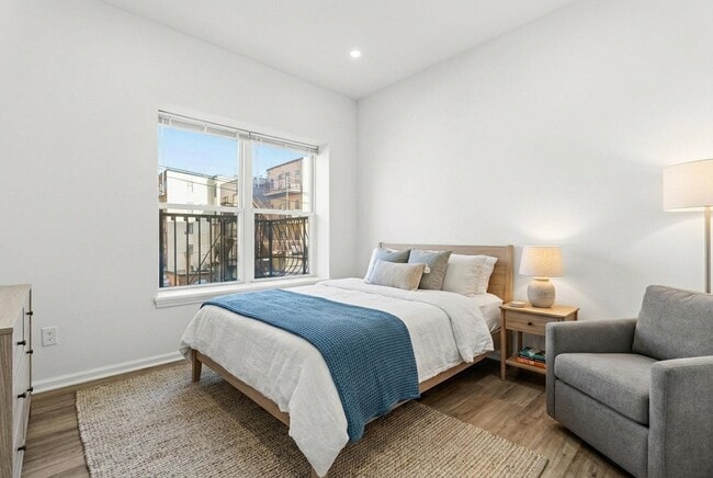 Building Photo - 419 5th St