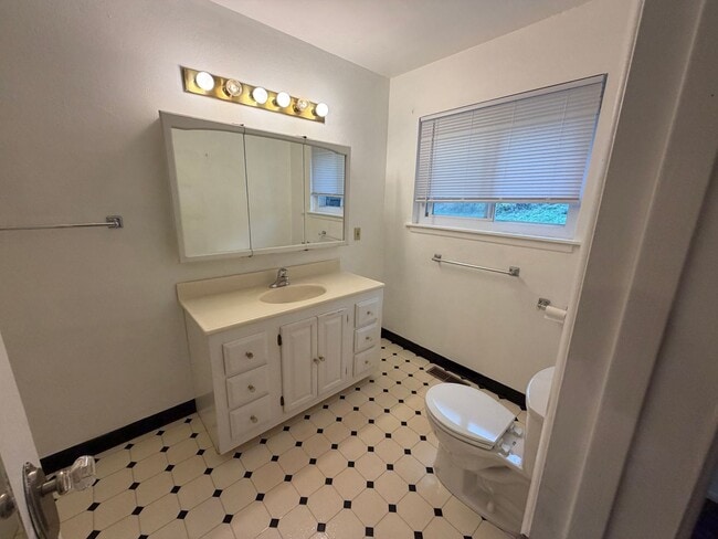 Building Photo - 2527 Delwood Ave