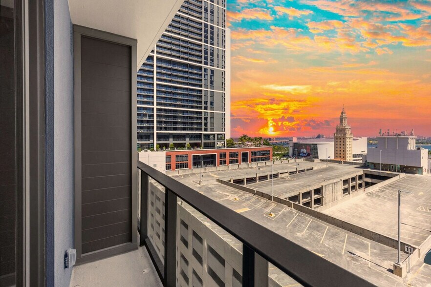 Building Photo - 501 NE 1st Ave