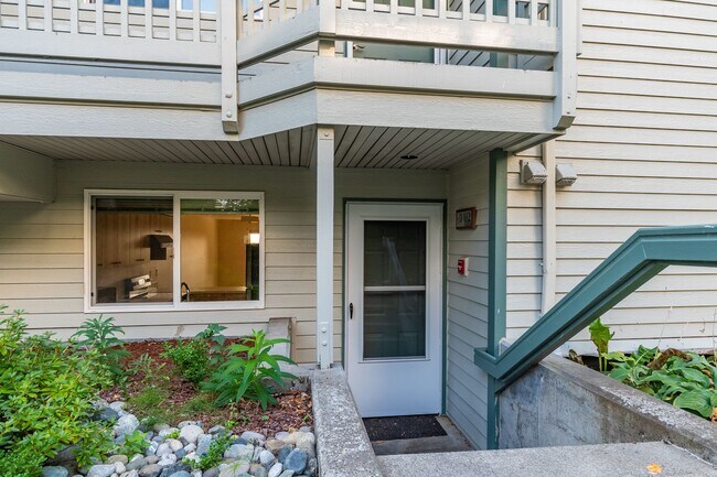 Building Photo - 2 bedroom/2 bathroom: Ground-Floor Condo with Partial Water View