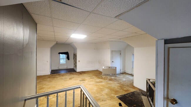 Building Photo - 3 Bed 1 Bath Home with Garage