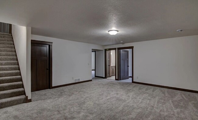 Building Photo - Beautiful Twin Home on the North Side of E...