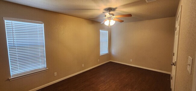 Building Photo - Lovely 2 Bed/2 Bath Duplex in Trimmier Est...
