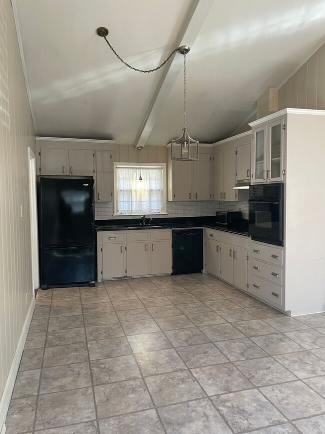 Building Photo - 3 BR Brick Ranch with Fenced Yard in Starm...