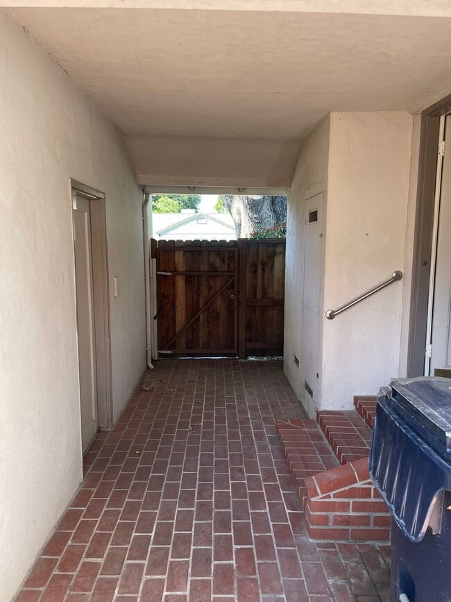Building Photo - 3 Bed/1 Bath Single Family Home in East Sacramento