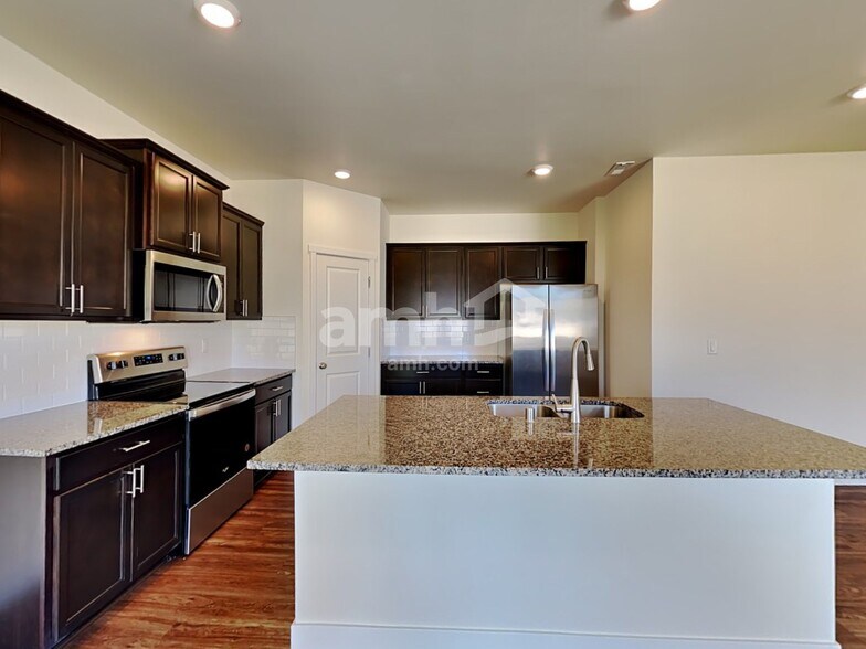 Building Photo - 1611 194th St E