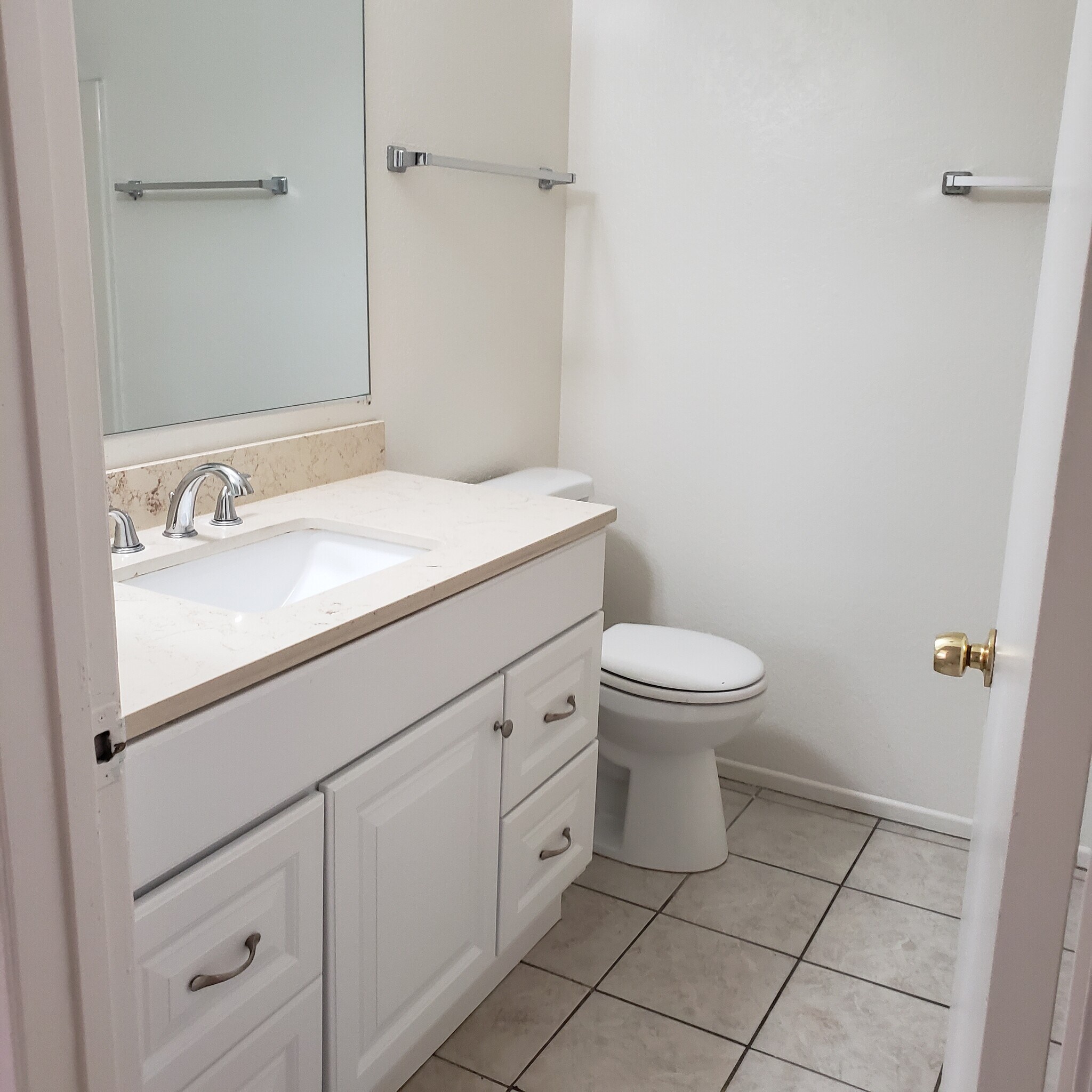 Hall bath - 32305 Rancho Vista Dr