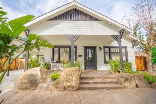 Building Photo - Beautiful Southside Los Banos Rental