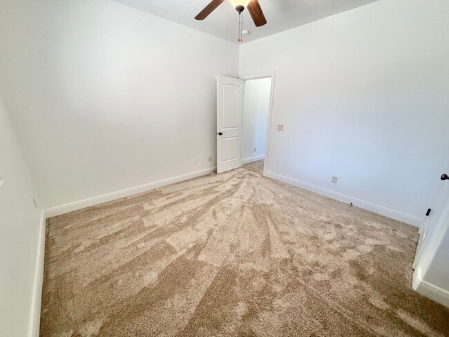 Building Photo - 988 E Silver Falls Dr