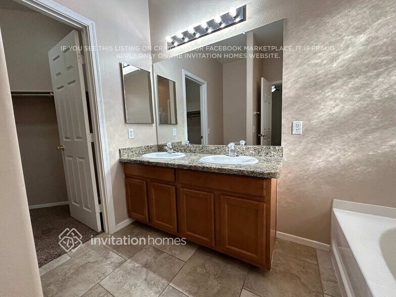 Building Photo - 6805 S 70th Dr