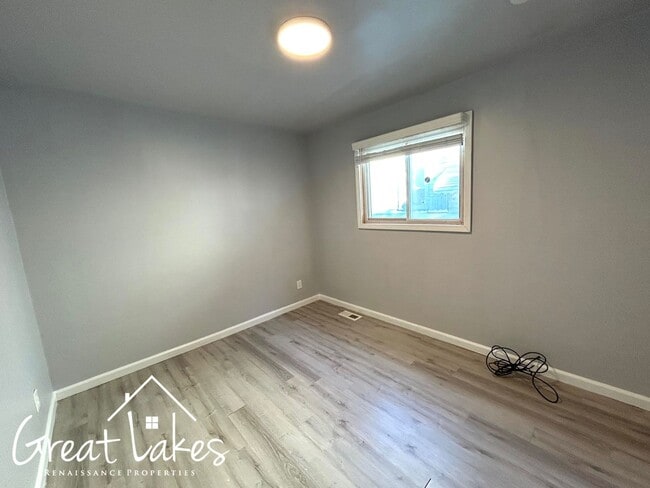 Building Photo - Beautiful 2 Bedroom 1 Bathroom now availab...