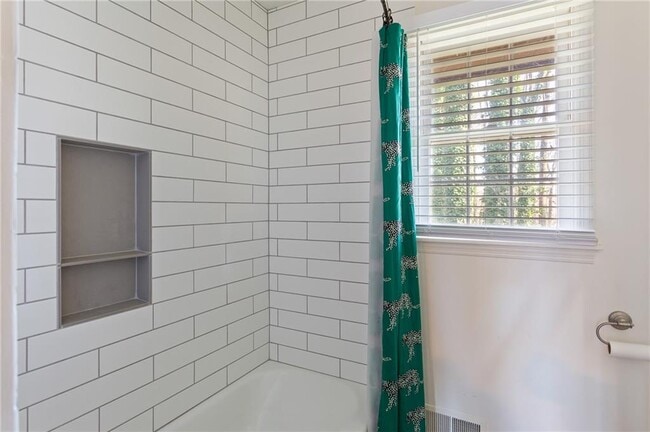 Building Photo - 3355 Pinetree Dr SE