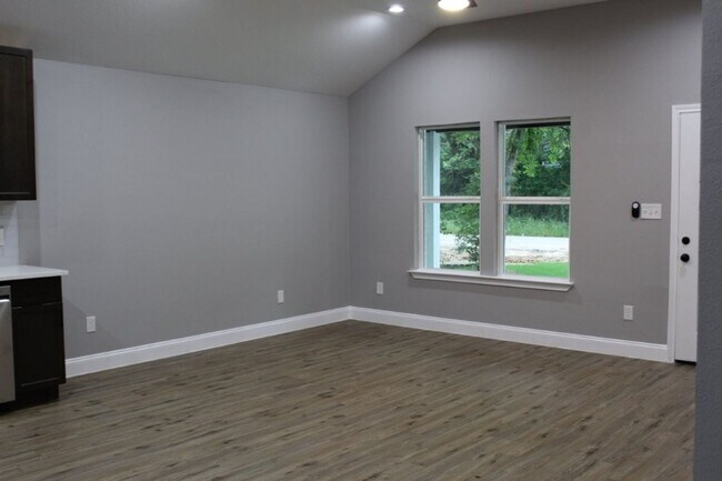 Building Photo - Beautiful 3 Bedroom / 2 Bath Home with Garage & Fenced Yard