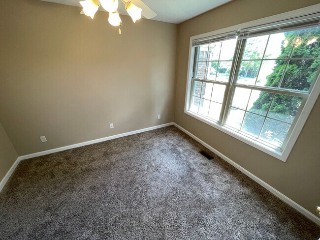 Building Photo - Fantastic Home in Shelbyville!