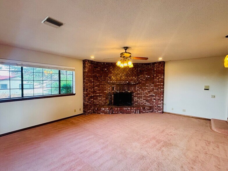 Building Photo - 527 Westlake Dr