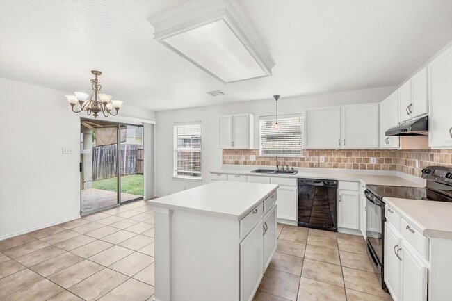 Building Photo - Freshly Painted 3 bedroom home!