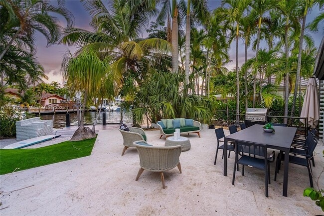 Building Photo - 2500 Bayview Dr